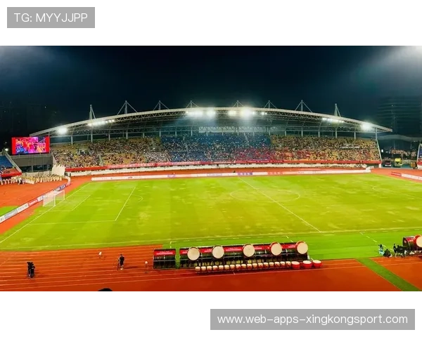 足球吊射越过门将，瞬间点燃场上激情的完美一瞬