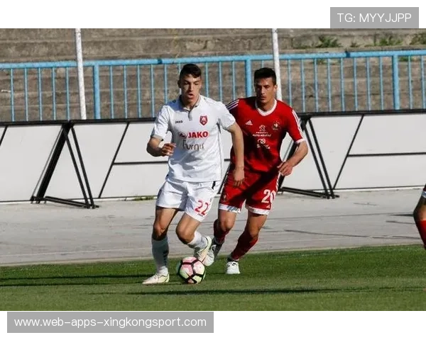 本菲卡穆萨连续假动作后出脚沉稳，演绎足坛新风潮