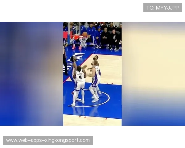 萨博尼斯二次进攻连续得手，国王完全掌控篮板